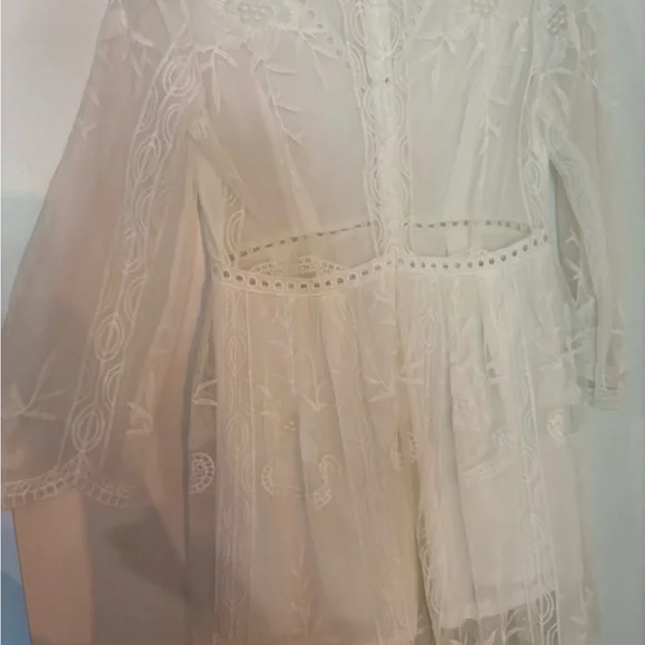 Elegant White Lace Dress - Picture 5 of 6